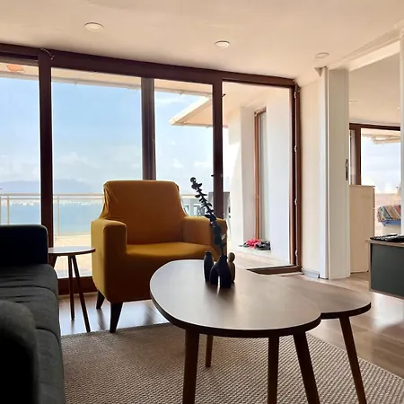 In A House With Sea View In Historical Elevator Mansion Lejlighed