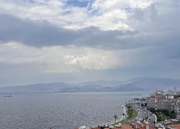 In A House With Sea View In Historical Elevator Mansion Appartement