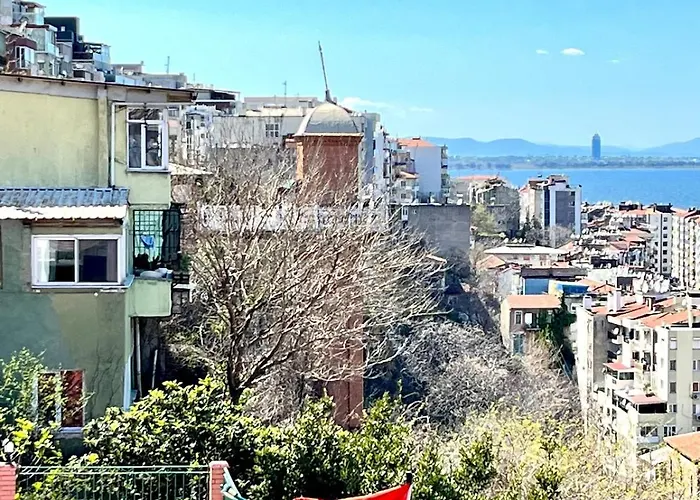 In A House With Sea View In Historical Elevator Mansion İzmir