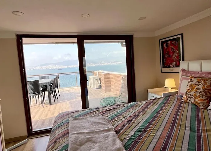 In A House With Sea View In Historical Elevator Mansion Appartement *