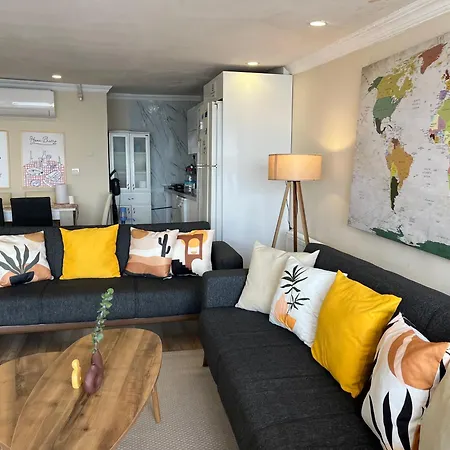 In A House With Sea View In Historical Elevator Mansion إزمير